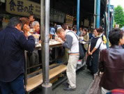 eating soba noodles